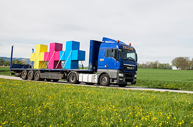 Pluszeichen LKW Sattelschlepper Plus drei Straße CMYK yellow magenta cyan