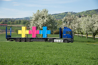 Pluszeichen LKW Sattelschlepper Plus drei Straße CMYK yellow magenta cyan